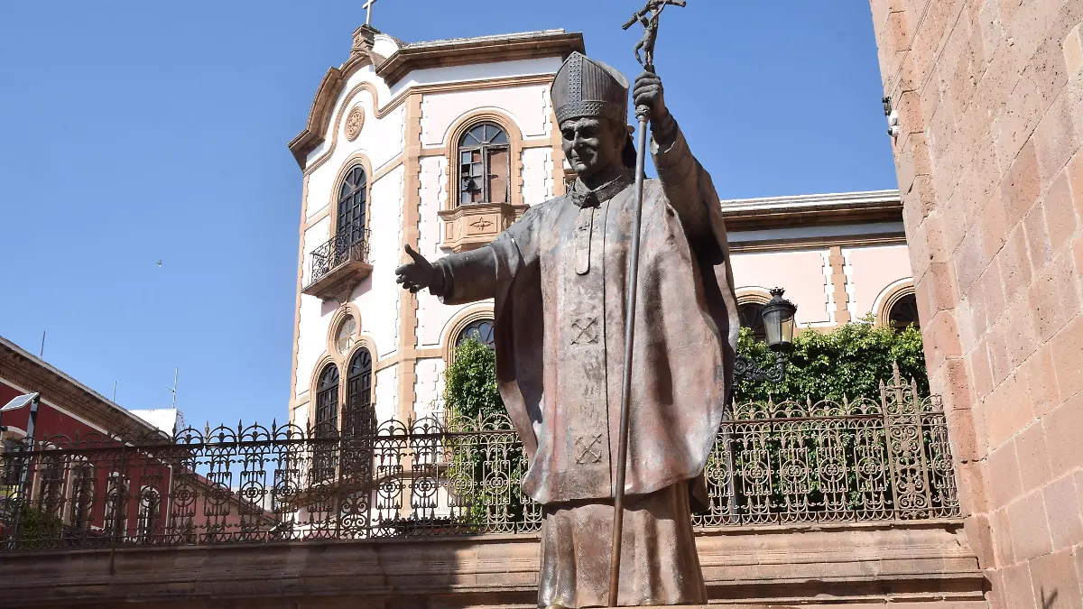 F CARMONA ESTATUA JUAN PABLO SEGUNDO (3)